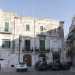 Per visitare il secondo bene confiscato basta tornare per strada e spostarsi di pochi metri, al civico 22. Qui al primo piano si trova quella che era la casa di Tonino Capriati...